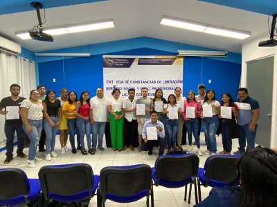 Entrega de Constancias de Servicio Social y Prácticas Profesionales en la Escuela de Contaduría y Administración Campus VII Pichucalco