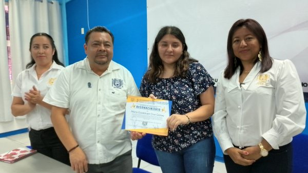 Estudiante del Campus VII Pichucalco recibe reconocimiento por su labor como instructora de danza