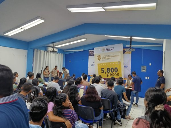 Entregan tarjetas del programa “Jóvenes Escribiendo el Futuro” a estudiantes de nuevo ingreso de la ECA Campus VII Pichucalco
