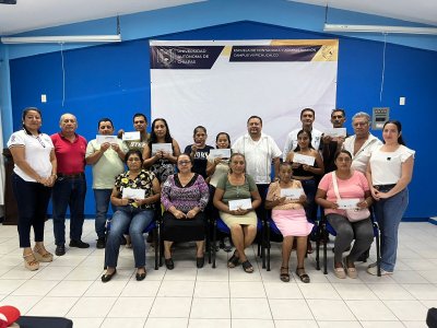 Entrega de tarjetas del programa “Becas Rosario Castellanos” en colaboración entre ICHEJA y la Escuela de Contaduría y Administración, Campus VII Pichucalco