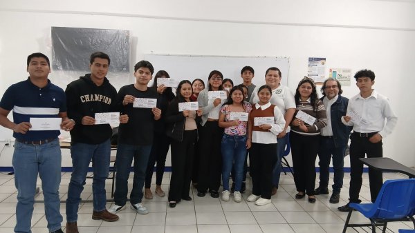 Estudiantes de segundo semestre reciben su Tarjeta Universitaria Inteligente en la Escuela de Contaduría y Administración, Campus VII