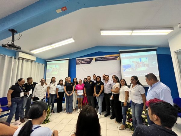 Conversatorio de Egresados en el 1er. Congreso Internacional de Contaduría y Administración &quot;Época de Cambio e Innovación&quot;