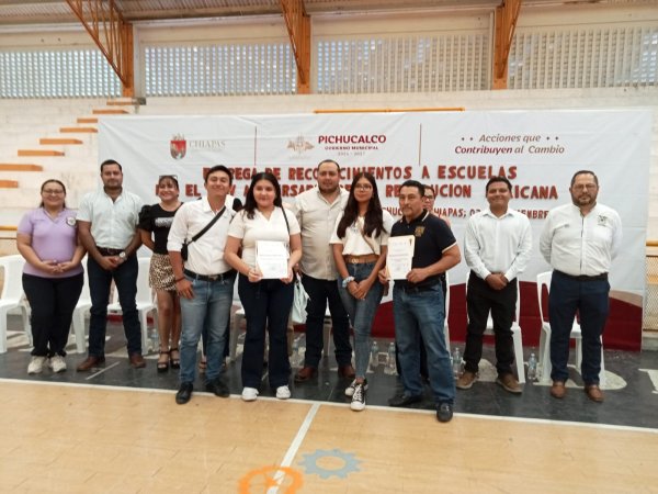 Reconocen participación de la Escuela de Contaduría y Administración en el desfile del 20 de noviembre